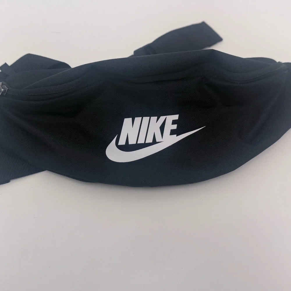 Nike Black Waist Pack Fanny Pack Crossbody Bag White Swoosh Adjustable Belt